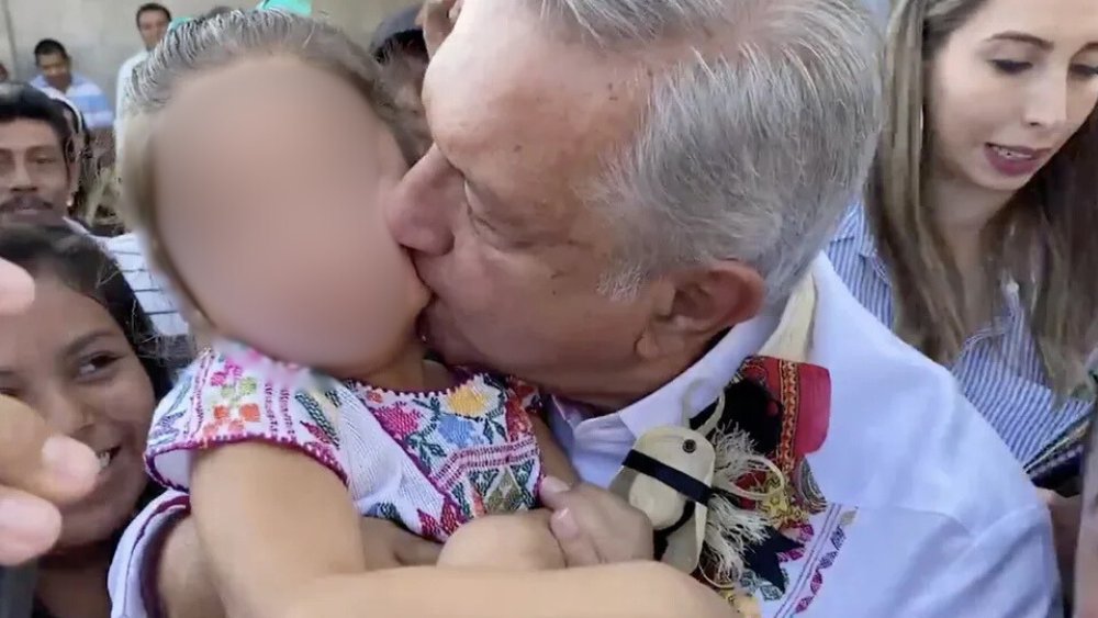 AleEsat's tweet photo. A propósito de besos incómodos y abuso sexual. El 15 de 2020, en medio de la pandemia, escribí esta crítica contra el presidente López Obrador por besar a una niña sin su consentimiento. Ojalá entonces las morenistas se hubieran pronunciado al respecto como lo hacen ahora con la presidenta Claudia Sheinbaum.

No lo hicieron. No defendieron el derecho de la niña a no ser tocada, invadida. Al contrario, se lanzaron en contra de quienes cuestionamos esas actitudes del tabasqueño. Por eso creo firmemente que en Morena el feminismo es una farsa, como su movimiento.
___________________________________________________

Presidente López Obrador: ¡deje de besar a las niñas!

He visto durante todo este sábado la imagen y video del presidente de Andrés Manuel López Obrador besando a una niña guerrerense de cuatro años. Once segundos ocupa para jalar a la menor de edad, cargarla, besarla y devolverla a los brazos del padre; instantes después besa a otra niña con discapacidad, luego una más que se encontraba a un lado y, antes de abordar su camioneta, besa a otra niña ante los gritos de una mujer (que podría ser la madre) y el llanto y gritos de la menor.

Este no se trata de un acto aislado, en toda su carrera política López Obrador ha buscando la foto con los ancianos que se aproximan, el desvalido o los niños que acercan los padres y éste besa. ¿El objetivo? El de todo político, la propaganda.

Por eso el video que el propio López Obrador publicó la mañana del sábado en sus cuentas en redes sociales es otro acto propagandístico pero además de ello, se trata de un acto irresponsable, por salud pública, por infringir los derechos de los niños y por lo espantoso que resulta en tiempos en que las mujeres mexicanas exigen un alto a la violencia de género.

Salud pública, porque a escasos metro y medio de él, el subsecretario de Salud, Hugo López Gatell, ha pedido a los mexicanos en las mañaneras evitar el contacto físico ante la pandemia global causada por el coronavirus, es decir, los besos y abrazos que el mandatario gusta en repartir todos los fines de semana en los actos públicos que encabeza. Ya suman tres los fines de semana donde López Obrador ignora las recomendaciones de su propia instancia de Salud por el Covid-19.

El presidente, asimismo, infringe los derechos de los niños, tres principalmente: el derecho a la intimidad, al usar su imagen como propaganda; el derecho a la protección de la salud y a la seguridad social, por lo arriba mencionado; y el derecho a la libertad de convicciones éticas, pensamiento, conciencia, religión y cultura, porque en ningún momento los niños, sin presiones, expresan claramente su decisión de acercarse a él.

https://t.co/nMW4n7ITA3