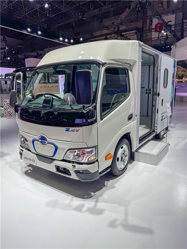 #JMS2025 展示車クイズ⑤の正解は…『日野デュトロ Z EV』です！
展示車両は2026年夏頃発売予定のBEVトラックです
会場では ”狭い道を安心安全に運転できるサイズ"と
運転席から荷室へ”楽に移動できる”ウォークスルーを体感いただけます！
#いくっしょモビショー