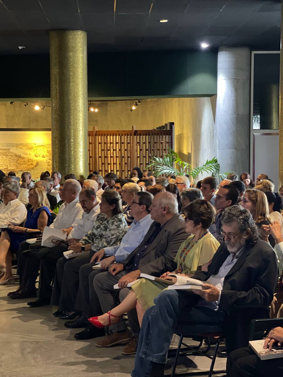 Con la presencia del Canciller <a href="/BrunoRguezP/">Bruno Rodríguez P</a>, la jefa del Dep. Ideológico del CCPCC, Yuniasky Crespo, y el ministro de Cultura, <a href="/AlpidioAlonsoG/">Alpidio Alonso Grau</a>, se presentó el libro "Descubriendo a Martí en Nueva York", una acuciosa investigación del embajador <a href="/RodoBenitezV/">Rodolfo Benítez Verson</a>.

#MartíVive