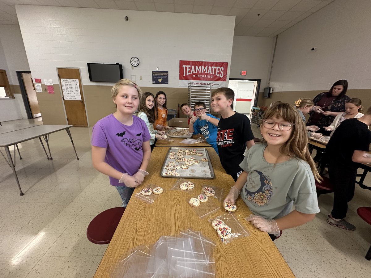 PHSPiratePride's tweet image. November Baking Buddies--special thanks to our kindergarteners &amp;amp; 4th graders for all their work to make the cookies today.  #jppevent