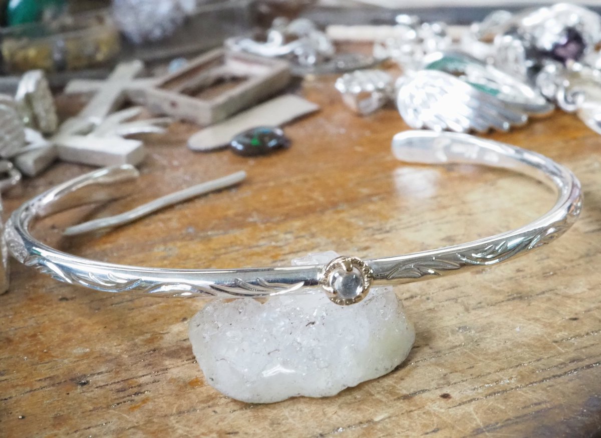 シルバームーン彫金工房 K18の枝バングル・太