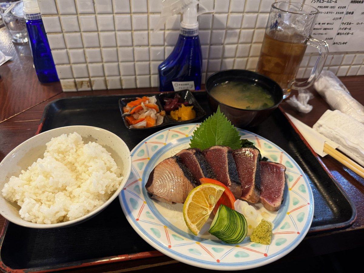 11月3日(月)文化の日

用事があって高知まで
2度目の訪問、ひろめ市場

市場って書いてるけどめちゃ街中

やっぱ、カツオは塩です🧂
塩で食べるともう戻れないタレには
新鮮であることがマストですけど🙈

#高知県
#ひろめ市場
#カツオのたたき