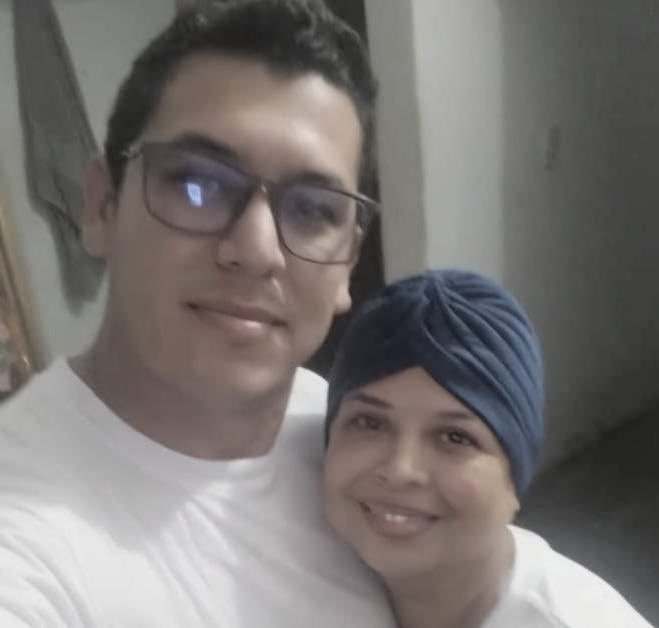 CesarPerezVivas's tweet photo. Con gran indignación recibimos el fallecimiento de #YennyBarrios, detenida tras las protestas de 2024. A pesar de las peticiones urgentes de familiares y activistas de DDHH, la dictadura negó cualquier medida que permitiría a su único hijo en Venezuela, acompañarla en sus últimos días tras una larga lucha contra el cáncer.

Condenamos enérgicamente este acto de crueldad, inhumano y degradante. Se le negó el consuelo final a una madre y el derecho a la despedida a un hijo. Mi solidaridad está con la familia Sierralta Barrios.

Estos hechos jamás quedarán impunes, tengan esa certeza. #5Nov