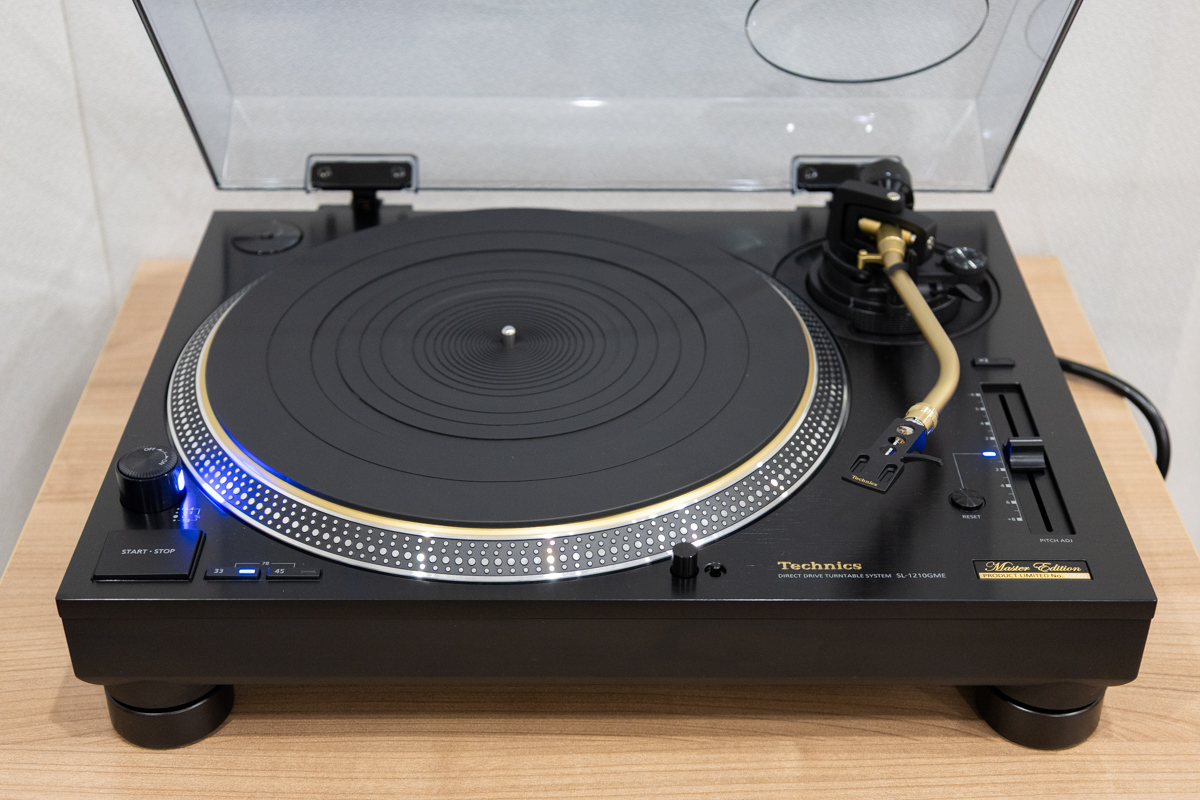 pw_audio's tweet image. 【新製品ニュース】テクニクスから、アナログプレーヤー「SL-1200G」の“マスターエディション”が登場。最新のΔΣ-Driveを採用、モーターの設計も補強パターンが追加され不要振動を排除しています。出力端子はRCA1系統を装備
phileweb.com/news/audio/202…
#テクニクス
#TECHNICS