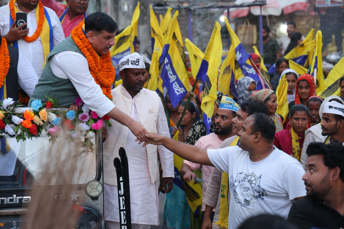 AAPBihar's tweet photo. किशनगंज (54) विधानसभा में आम आदमी पार्टी प्रत्याशी Ashraf Alam जी के समर्थन में
राज्यसभा सांसद माननीय श्री @SanjayAzadSln  जी ने विराट रोड शो किया एवं विशाल जनसभा को संबोधित किया।
जनता का जोश बता रहा है — बदलाव की लहर अब किशनगंज से उठ रही है!

 . @ArvindKejriwal @msisodia  @SanjayAzadSln   @RakeshAAPBihar   @AAPAjeshYadav   @aapabhinav