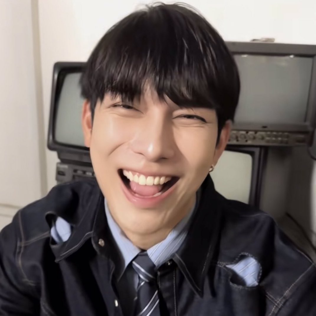 MT_210824's tweet photo. his smile has been scientifically proven to increase serotonin levels 😄☀️ https://t.co/sf1W68e1bk
