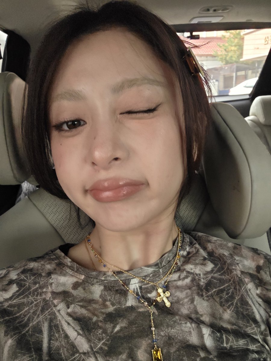 yunjinrs's tweet photo. in love with yunjin’s car selfies https://t.co/q9GjbsWvy4