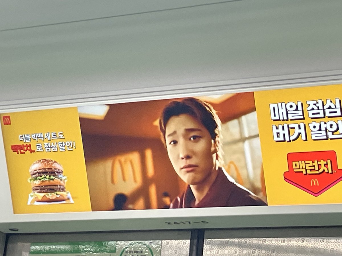 chobyssy's tweet photo. 친구가 출근길에 열일하는 조승연 만났다고 보내준 사진
귀엽네ㅋㅋㅋㅋㅋ https://t.co/rVMct5V52Y