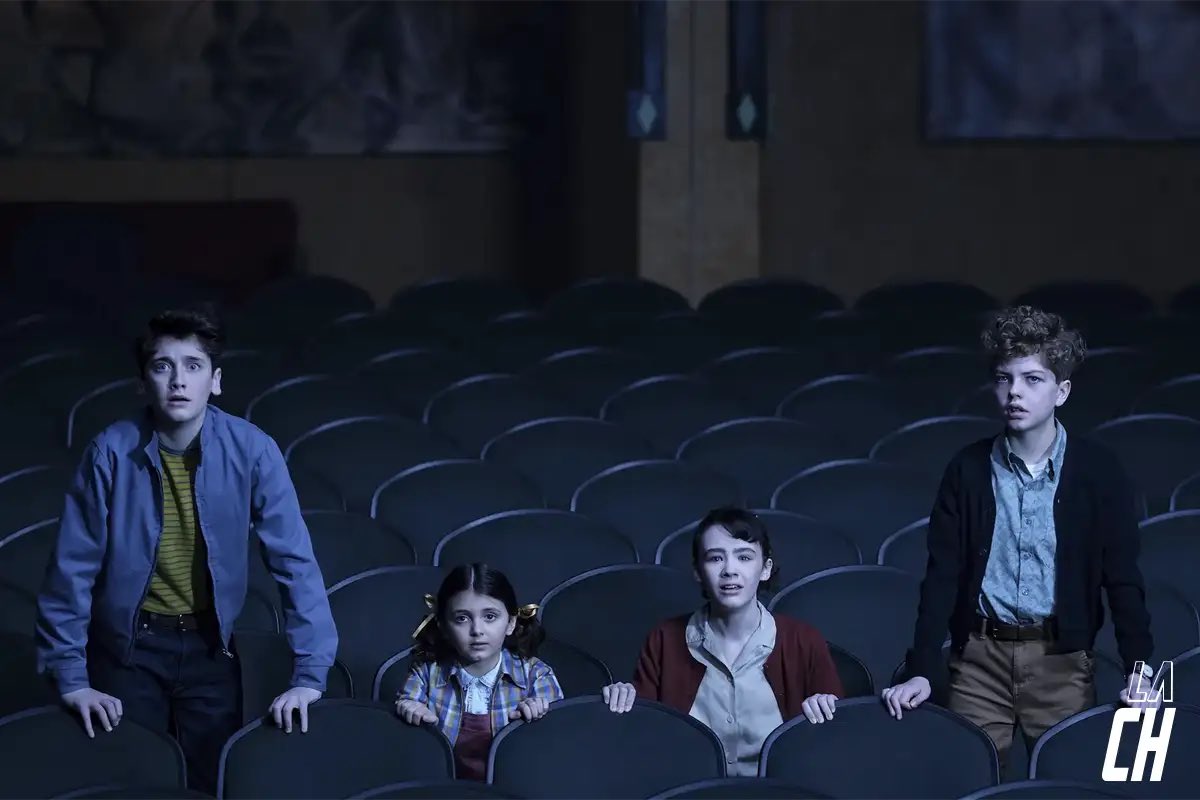 🎈😱 Pennywise sigue acechando las calles de Derry…
El tercer episodio de “It: Bienvenidos a Derry” llega este domingo 9 de noviembre por HBO y Max 🩸👁️

#ItBienvenidosADerry #Pennywise #HBO #Max #StephenKing #Terror2025 #SerieDeTerror 👉 lachaqueta.news/2025/10/27/cua…