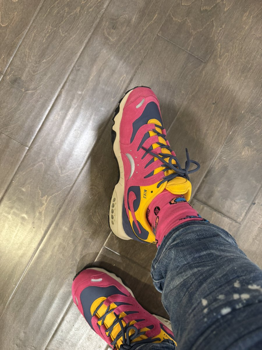 Pink and yellow seemed like the move today.