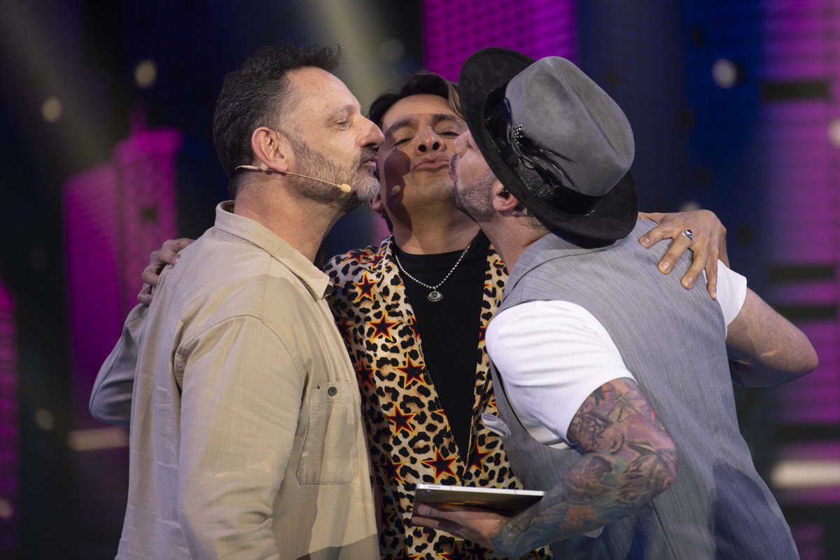 faisirrito's tweet photo. Beso de 3 ya un clásico en MCDR 🔥🔥#APoco https://t.co/4OUmOEfofn