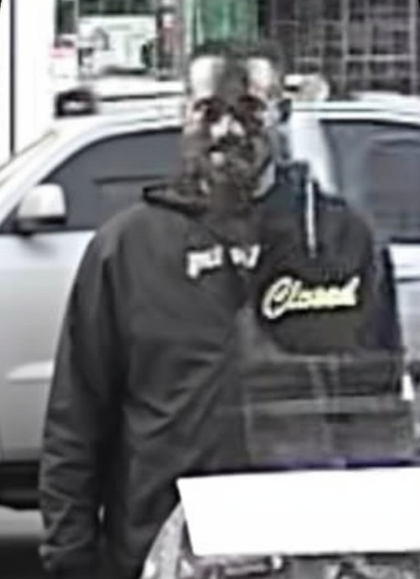 🚨 ALERTA COMUNITARIA
Este sujeto dejó un panfleto con mensaje extorsivo en un local cerca del semáforo de salida. Fue captado en imágenes.
Se solicita patrullaje inmediato y reportar al 911 cualquier información.
⚠️ Vecinos, mantengamos la calma y reforcemos la seguridad.