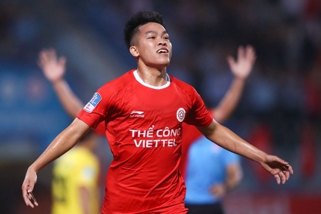 Trương Tiến Anh es el mejor defensa en lo que va de liga. Inteligente y muy bueno en control del balón, consistente en sus actuaciones tanto con la Selección de Vietnam como con The-Cong Viettel en la VLeague.
Solo tiene 26 años.