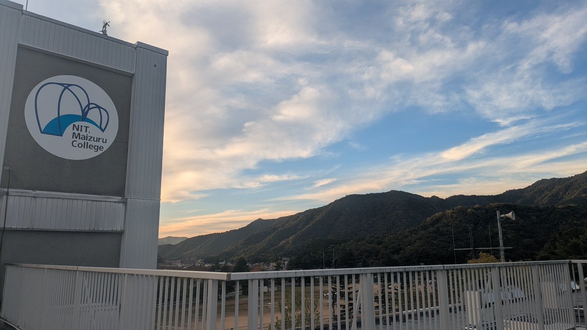ja3yof's tweet photo. 先日、高専祭で使用したアンテナを回収しました！
準備と片付けは綺麗に晴れるんですけどねぇ…
 #舞鶴高専  #アマチュア無線 https://t.co/G6RyPqvszF