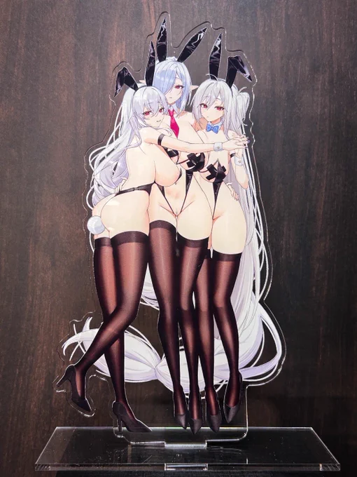 バカでけえ20センチアクスタ届きました AiSで頒布します(お気持ち程度の数量) 写真どうしても黄色っぽくなるけど、目で見た感じもっとピンクっぽい