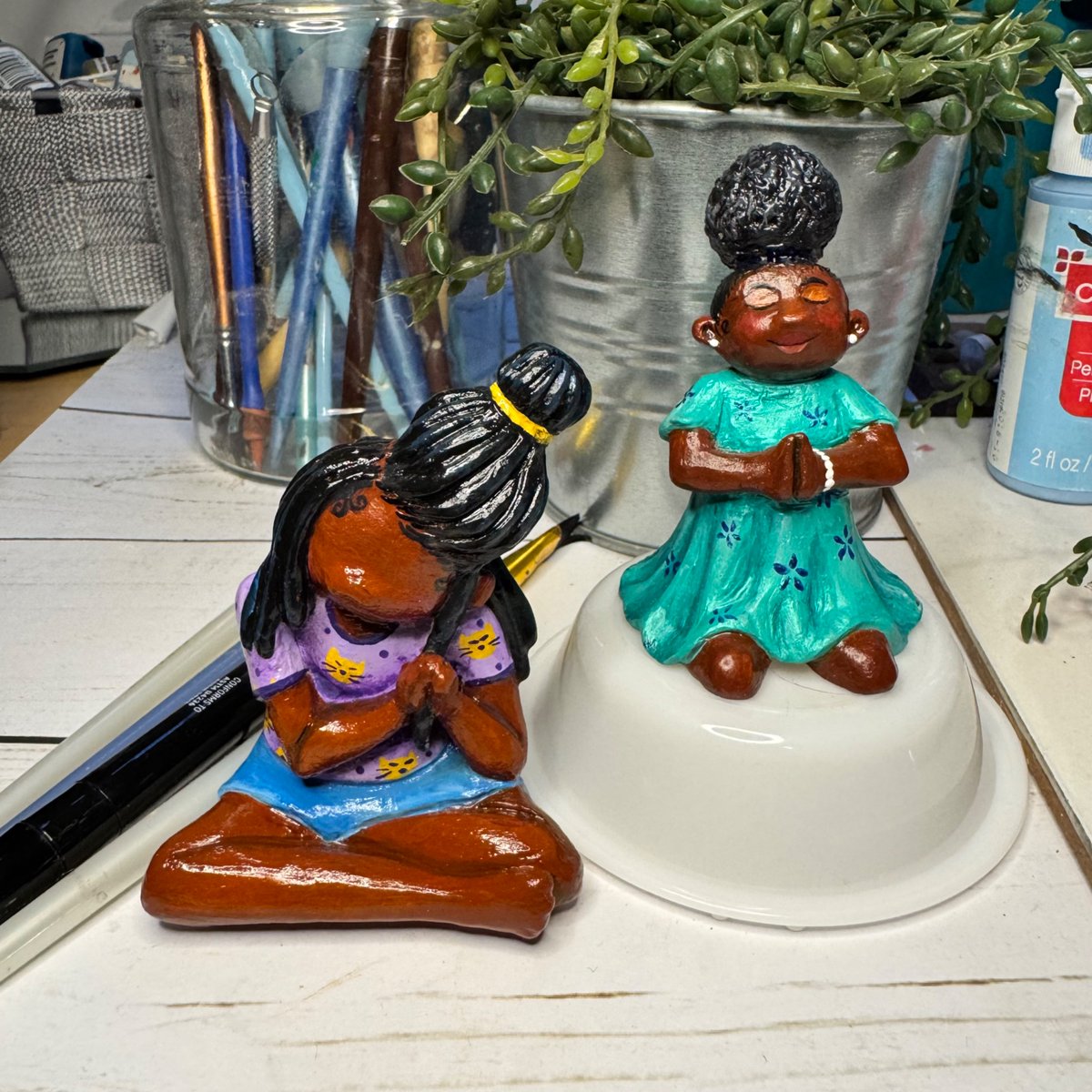 DeeLaSheeArt's tweet photo. I made these little figurines https://t.co/XRTy7dg1rJ