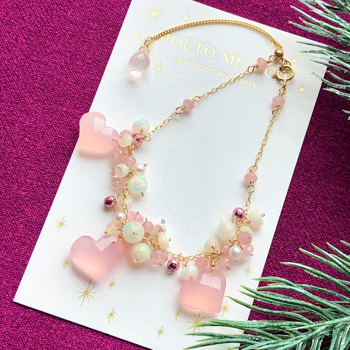 遊色煌めくオパールとピンク色のカルセドニーのハートが可愛らしい耳飾りとブレスレット💗

こちらは #デザフェス62 にて初お披露目！
どちらも一点物です✨️