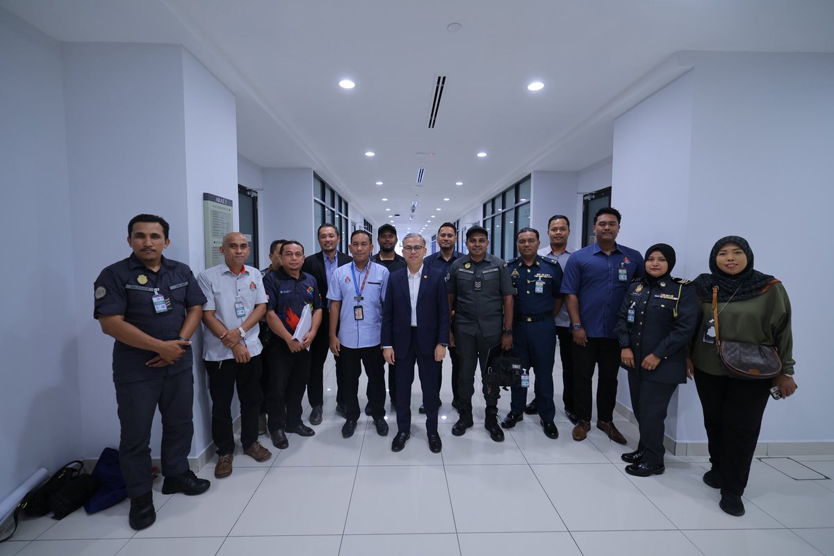 Pertemuan bersama YB Datuk Fahmi Fadzil bagi membincangkan penambahbaikan dan penempatan tong berpusat di Kg Pantai Dalam.

Hadir sama wakil MPP Sub Zon 4, DBKL dan Alam Flora (SWCorp) demi kebersihan dan kesejahteraan penduduk.