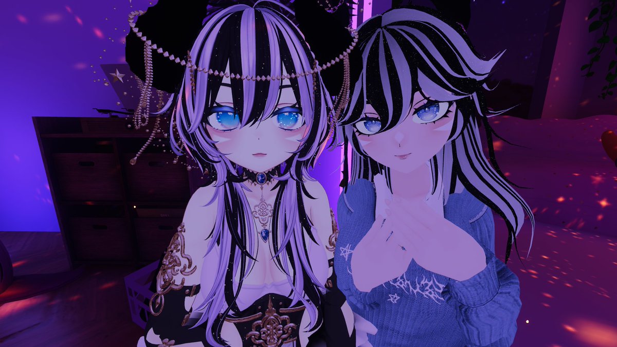 Se que ando muy muerta por estos lugares pero no significa que no ande trabajando para mejorar algunas cositas, una de ellas mi modelo Vtuber para VrChat, a la derecha el viejito a la izquierda el nuevo ✨