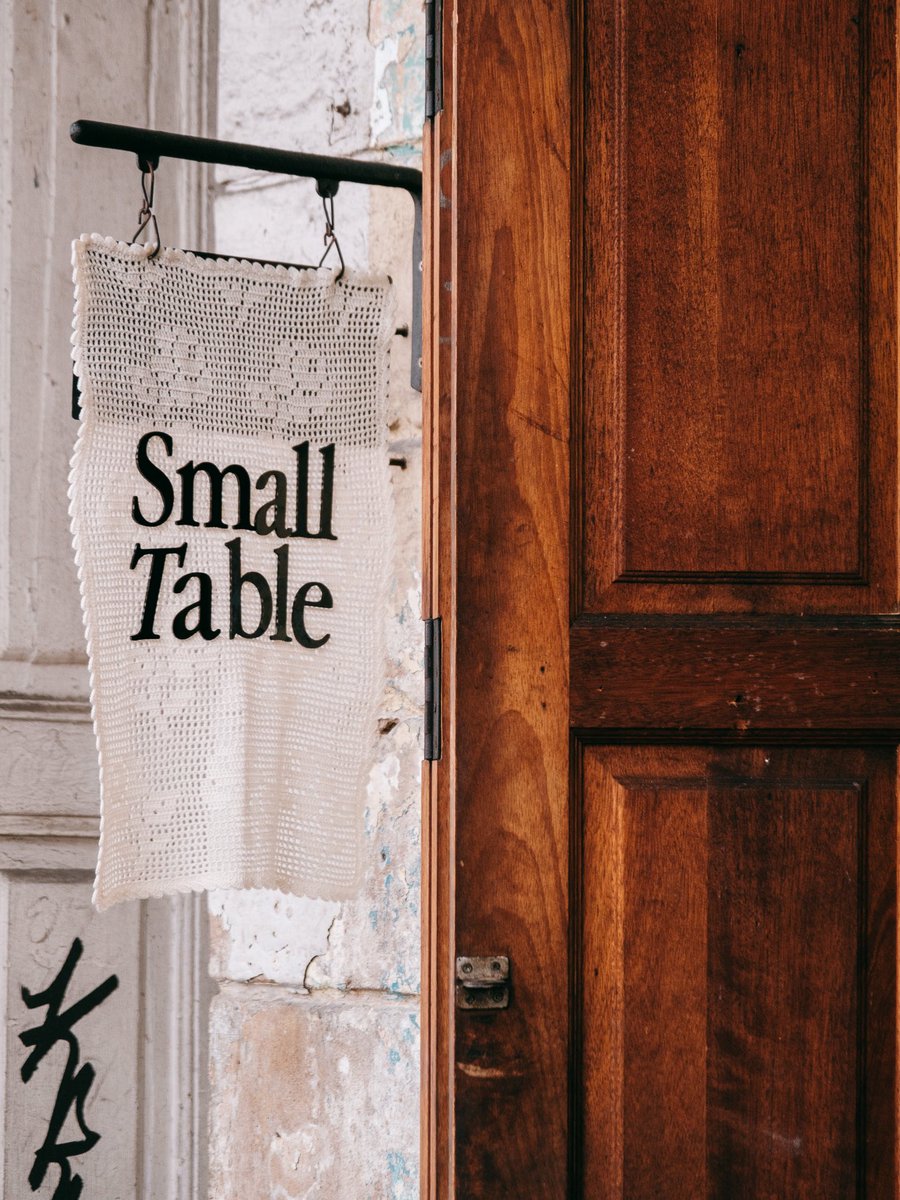 มาแล้ววว คาเฟ่ลับที่ไม่ลับอีกต่อไป! ร้าน Small Table ที่หลายคนคิดถึง ได้ย้ายมาเปิดใหม่ในตึกเก่าสุดคลาสสิกย่าน หัวลำโพงแล้วค่ะ

🚂 ใครมาร้านนี้ต้องขึ้นไปชั้น 2 ให้ได้ เพราะแค่เปิดประตูระเบียงออกมาเท่านั้นแหละ... คือที่สุดของความจึ้ง คุณจะได้เห็นวิวสถานีรถไฟหัวลำโพงเต็มๆ ตาเลย