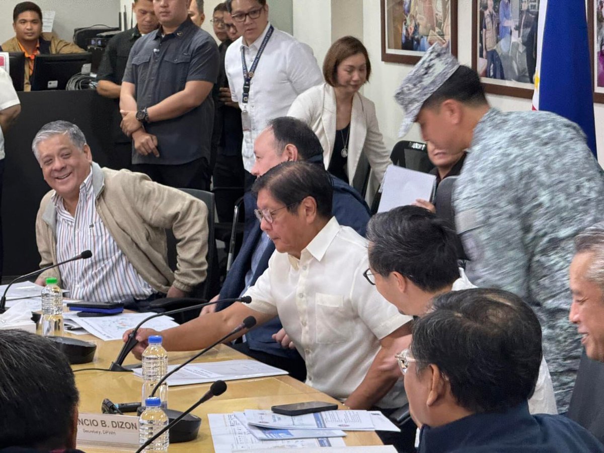 NET25TV's tweet image. TINGNAN: Pinangunahan ni Pangulong Ferdinand Marcos Jr. ang briefing sa tanggapan ng National Disaster Risk Reduction and Management (NDRRMC) kaugnay ng epekto ng Bagyong Tino at paghahanda sa paparating na malakas na bagyo.

📷: PTV

#NET25NewsandInformation #MarcosAdmin #NDRRMC…