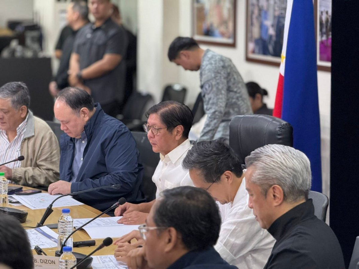 NET25TV's tweet image. TINGNAN: Pinangunahan ni Pangulong Ferdinand Marcos Jr. ang briefing sa tanggapan ng National Disaster Risk Reduction and Management (NDRRMC) kaugnay ng epekto ng Bagyong Tino at paghahanda sa paparating na malakas na bagyo.

📷: PTV

#NET25NewsandInformation #MarcosAdmin #NDRRMC…