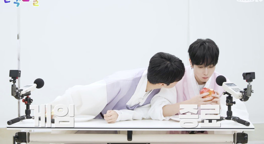 xio_decode's tweet image. Why is he like this I’m cryingggg