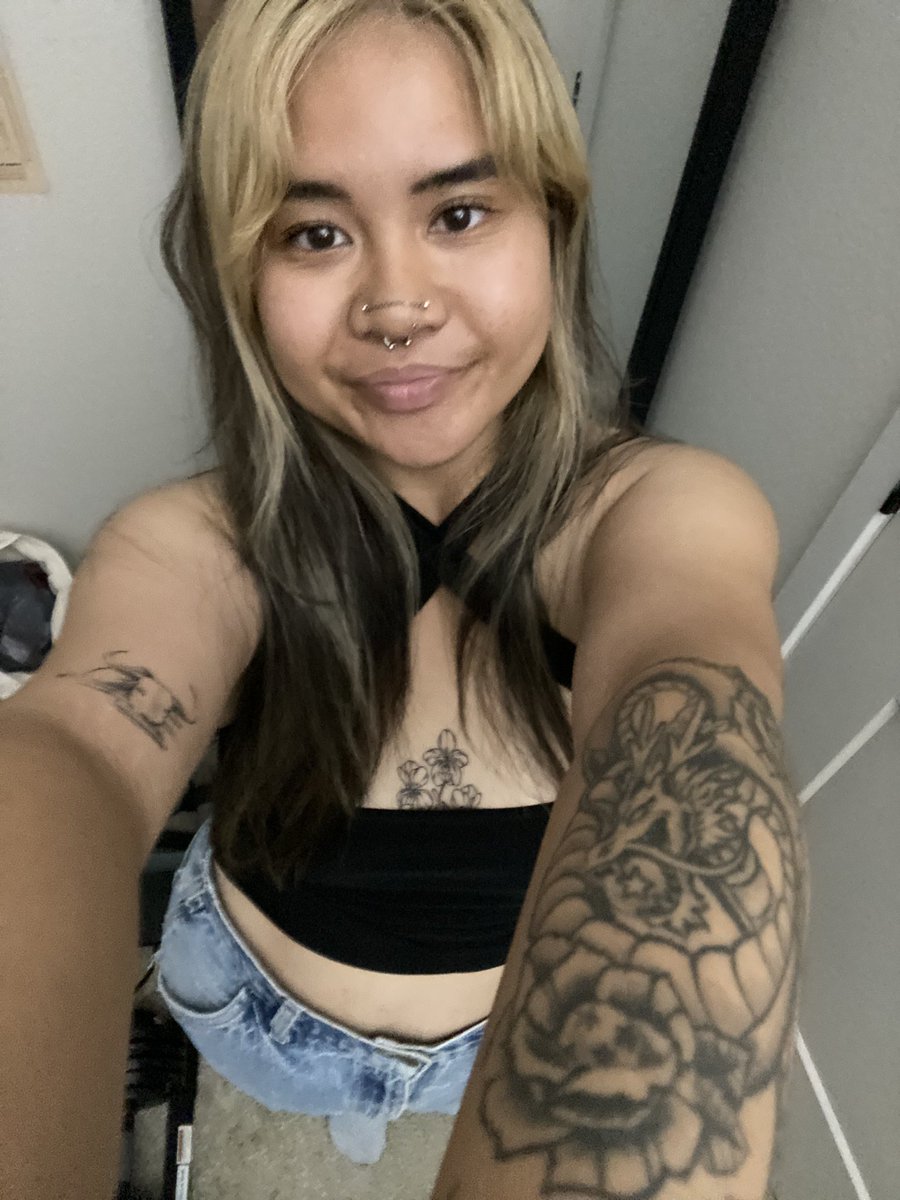 been hella extending my arms trying to show my arm tattoos in pics 😂 but peek of the newest tattoo hehehehe