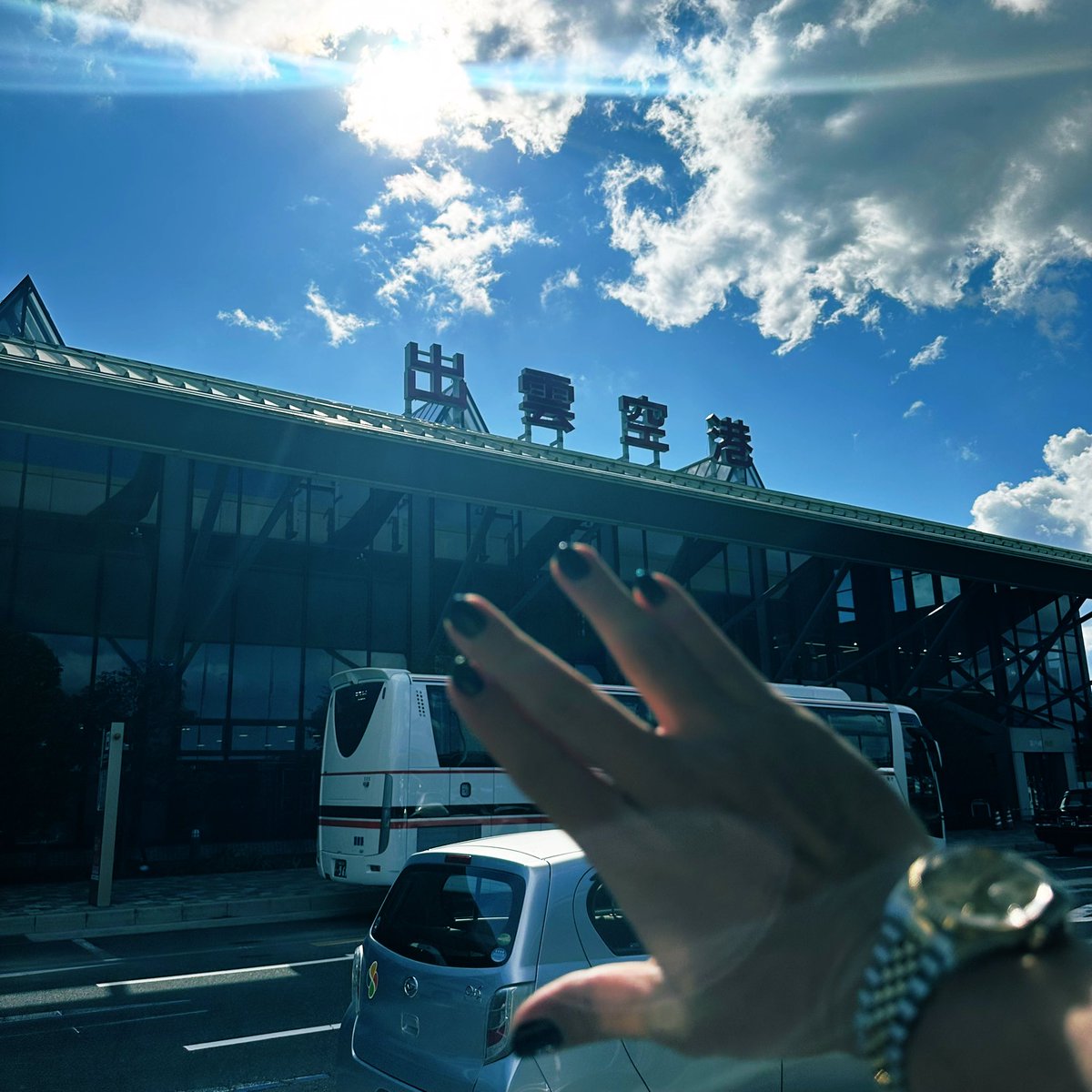 空を飛ぶ　街が飛ぶ

雲を突きぬけ　星になる