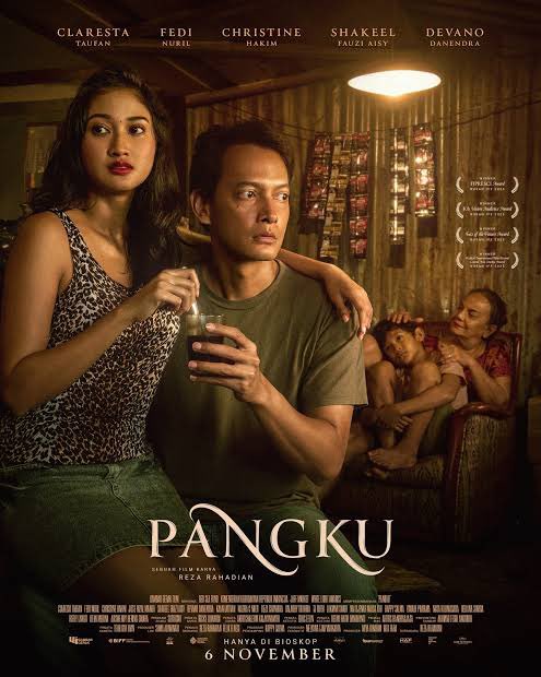 Qizlar yigitni silkitmoqda (kesilgan)