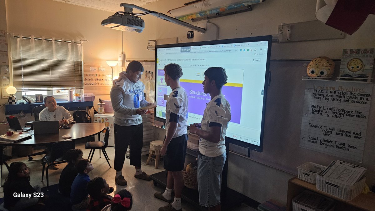 Coach_POrtega's tweet photo. Once again, we got to hang out @LomaParkES with the @EISDMemorialHS  Minutemen Football #MinuteMENread program. The kids of EISD are the best! Our young men are learning about servant leadership! Thank you to all @EISDofSA elem. schools for allowing us to grow with your students! https://t.co/BOijFyP522
