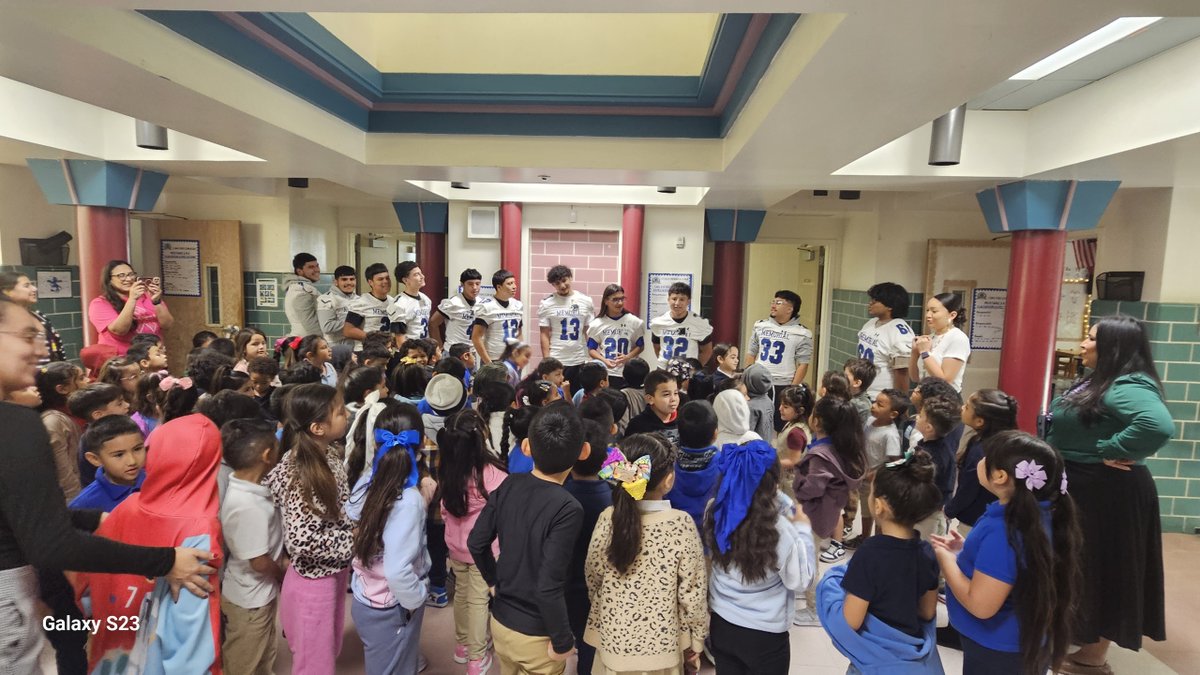 Coach_POrtega's tweet photo. Once again, we got to hang out @LomaParkES with the @EISDMemorialHS  Minutemen Football #MinuteMENread program. The kids of EISD are the best! Our young men are learning about servant leadership! Thank you to all @EISDofSA elem. schools for allowing us to grow with your students! https://t.co/BOijFyP522