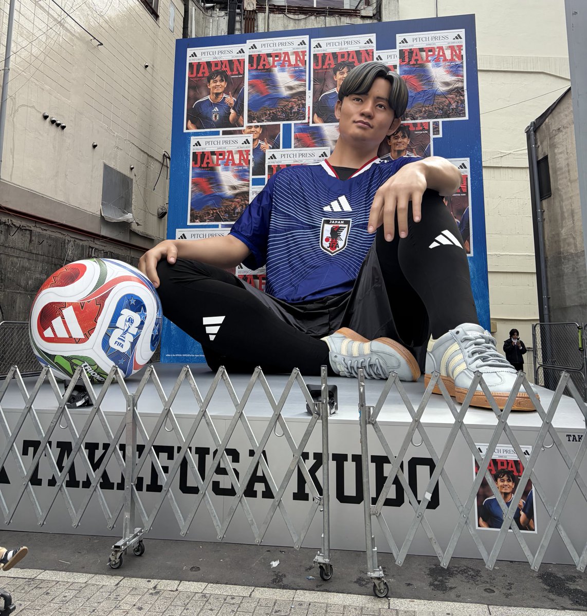 とりあえず、会社に行く途中で発見❣️ #サッカー日本代表 #久保建英