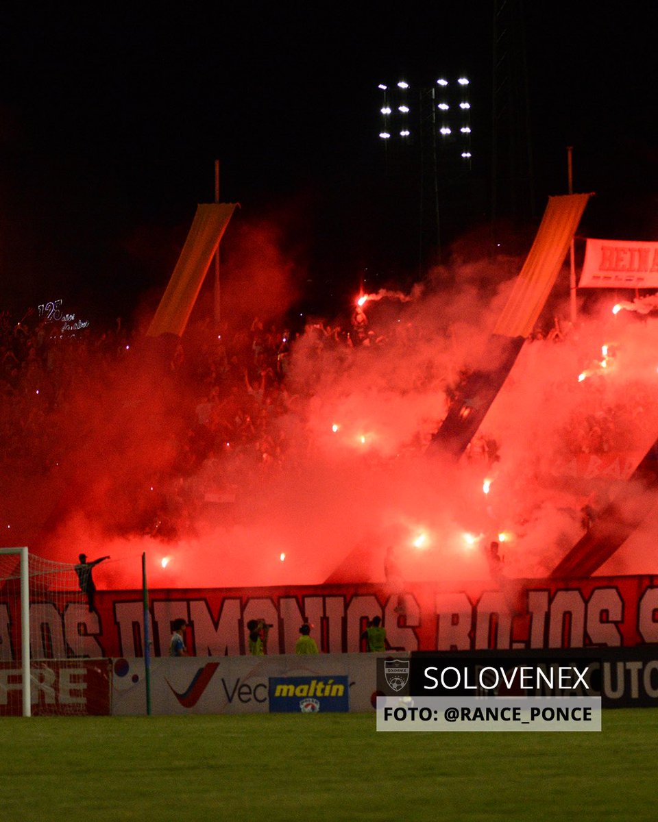 SOLOVENEX_'s tweet photo. ¡El 𝐜𝐨𝐥𝐨𝐫 siempre lo pone la grada! • 👺🇾🇪

¡La barra del @Caracas_FC en el clásico! 

𝐅𝐨𝐥𝐜𝐥𝐨𝐫𝐞 𝐩𝐮𝐫𝐨. ¡𝐄𝐬𝐭𝐨 𝐞𝐬 𝐟𝐮́𝐭𝐛𝐨𝐥 𝐯𝐞𝐧𝐞𝐳𝐨𝐥𝐚𝐧𝐨! 

.@LigaFUTVE 

#VenezuelaEsFutVe https://t.co/YdVkq2du7k