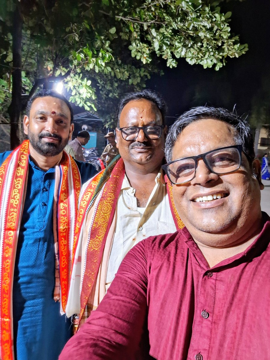 drkhuntia21's tweet photo. #FriendMoments at #DevDipawali in #Bargarh, a beautiful & blessed night https://t.co/5qdeX1lG62