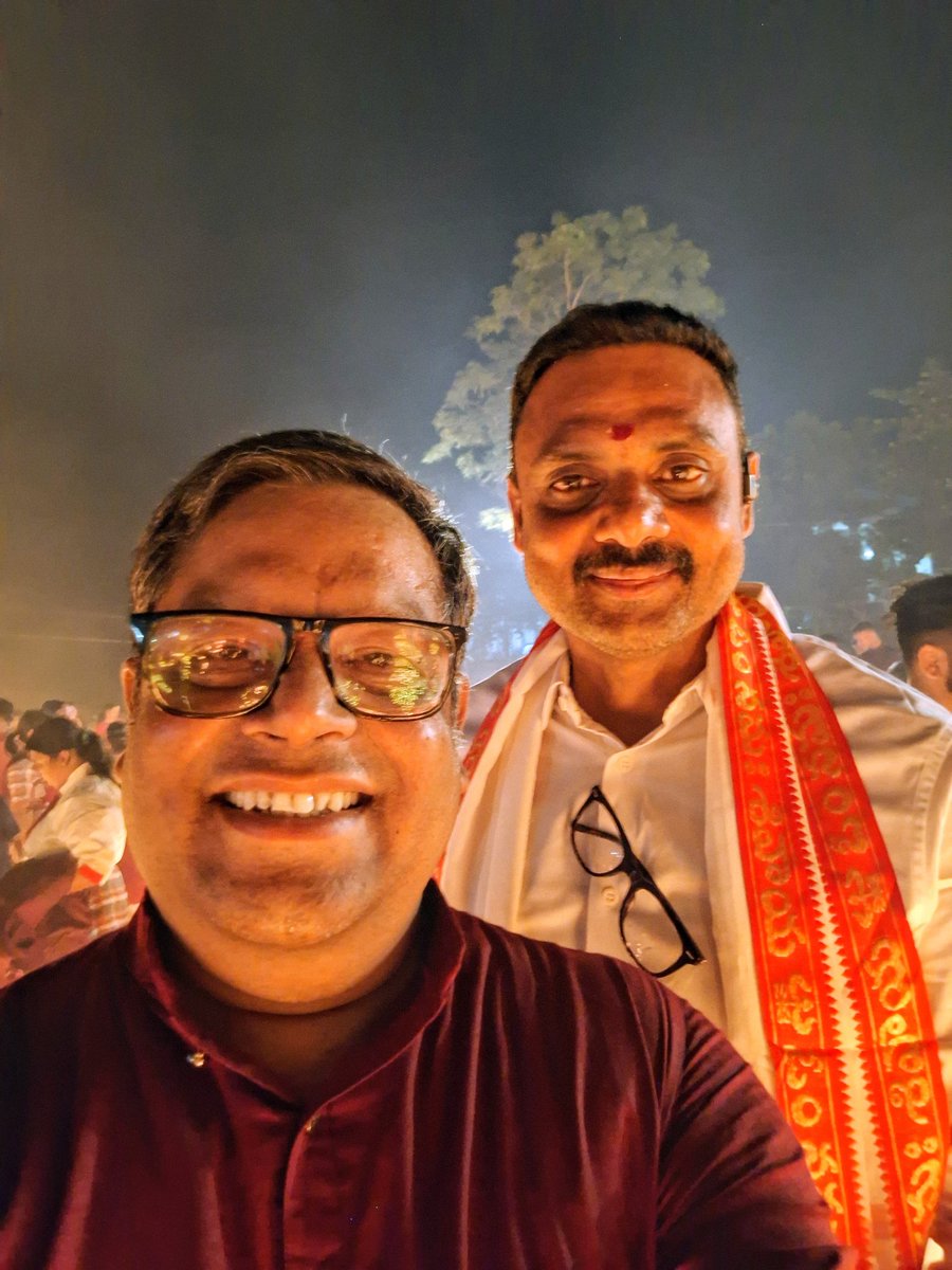drkhuntia21's tweet photo. #FriendMoments at #DevDipawali in #Bargarh, a beautiful & blessed night https://t.co/5qdeX1lG62