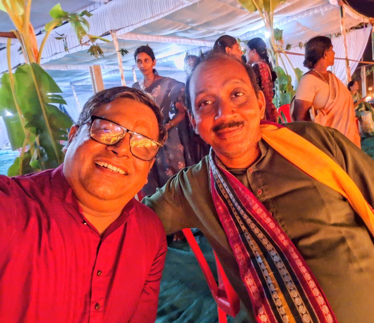 drkhuntia21's tweet photo. #FriendMoments at #DevDipawali in #Bargarh, a beautiful & blessed night https://t.co/5qdeX1lG62
