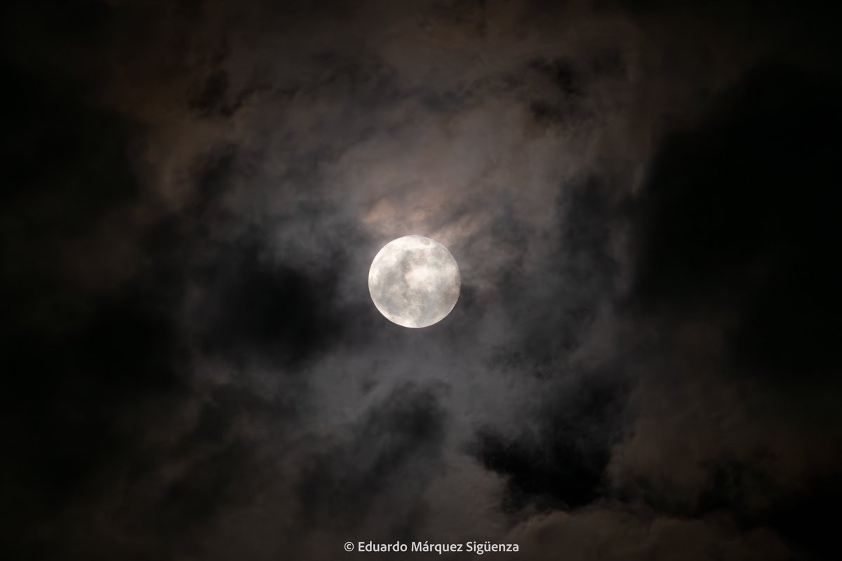 Luna llena, vista desde la Ciudad de México. 

#LunaLlena #Cdmx #jems

<a href="/webcamsdemexico/">Webcams de México</a>