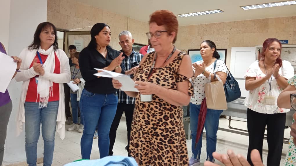 Se realiza en <a href="/AicaLaboratorio/">Laboratorios Aica</a> entrega de los sellos 8 de octubre y reconocimientos a destacados Innovadores y Racionalizadores.
Participa Caridad Margarita García Peña, miembro no profesional del buró provincial.
#InnovarEsCrecer. 🇨🇺🇨🇺⚙️🇨🇺