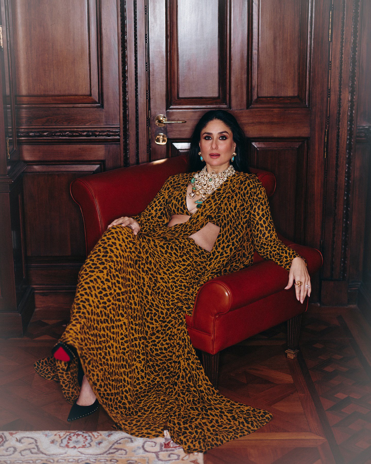 #KareenaKapoorKhan #LeopardPrintSaree #MaternityFashion #BollywoodStyle #IndianFashion #SareeStyle #PolkiJewelry #StatementNecklace #CelebrityStyle #FashionInspiration