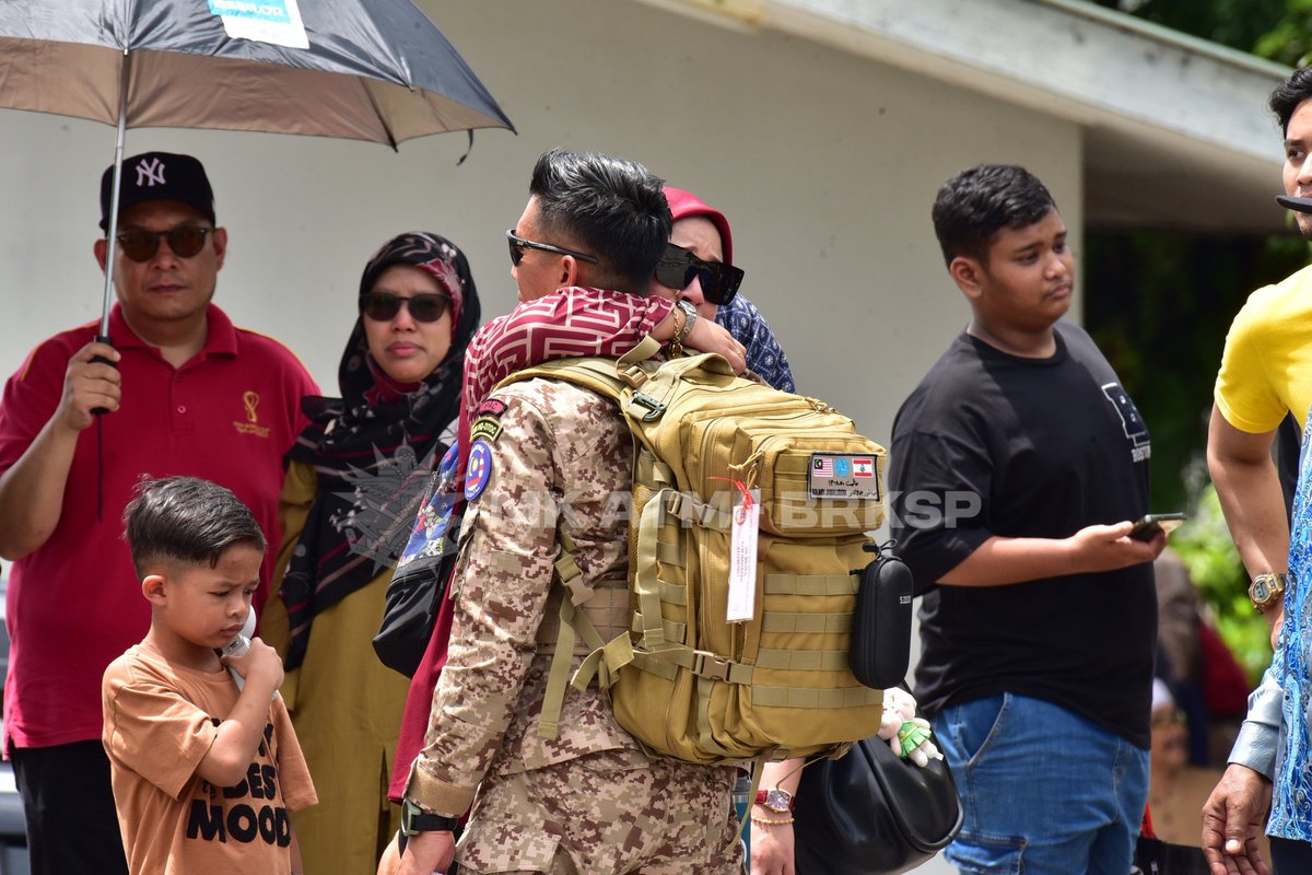 GengKNegara's tweet photo. HANYA YANG PERNAH LALUI AKAN FAHAM 🥲

Hanya insan yang tinggi semangat sahaja mampu harunginya. Semoga dipermudahkan urusan wira-wira kita di sana dan semoga sentiasa dilindungiNYA.

Mak, ayah, suami, isteri, kakak, abang, anak-anak, saudara-mara dan seluruh rakyat Malaysia https://t.co/8nSa1ptLXT