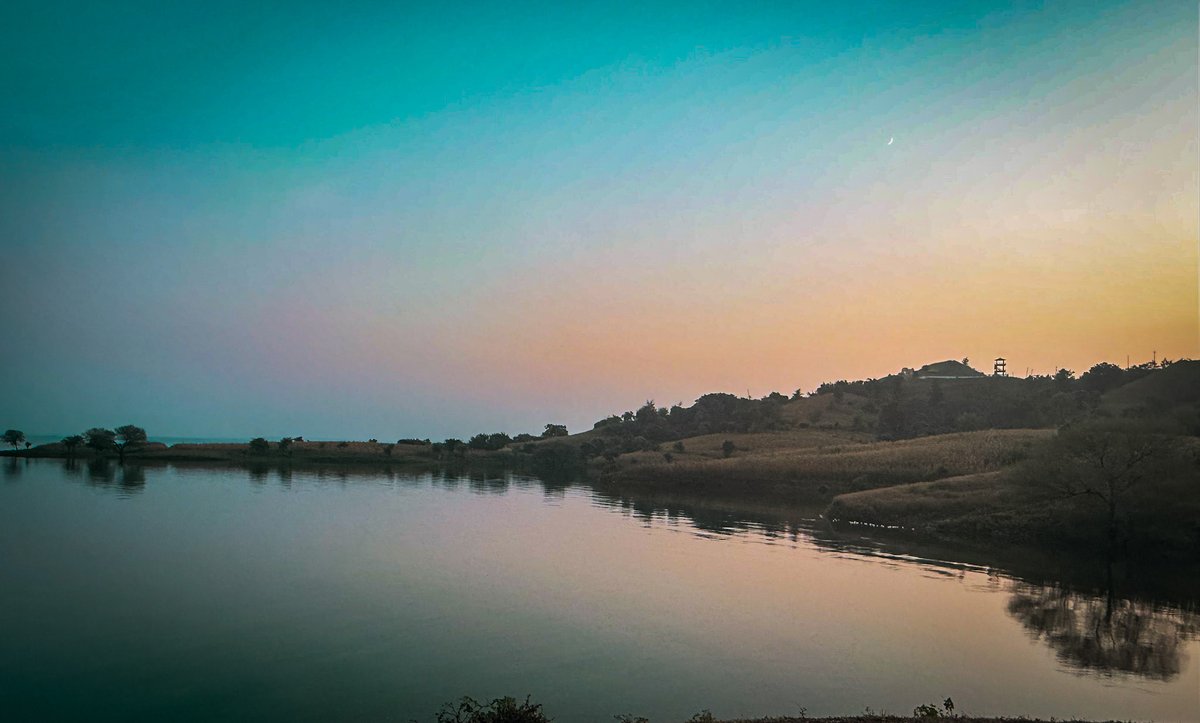 artizzzz's tweet image. Consistency is an underappreciated form of intentional magic disguised as a mundane doing.

Victoria Erickson

#ThursdayThoughts
#PositiveVibes
#keepGoing
#QuotesOfTheDay
#MixedBag
#photography