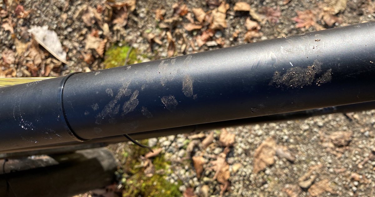 tmk_exforest's tweet image. こんにちは、秋は調査の多い季節です。調査地へ行く途中の林道ゲートにアライグマらしき足跡がありました。結構細いところにも登れるようです
#苫小牧研究林