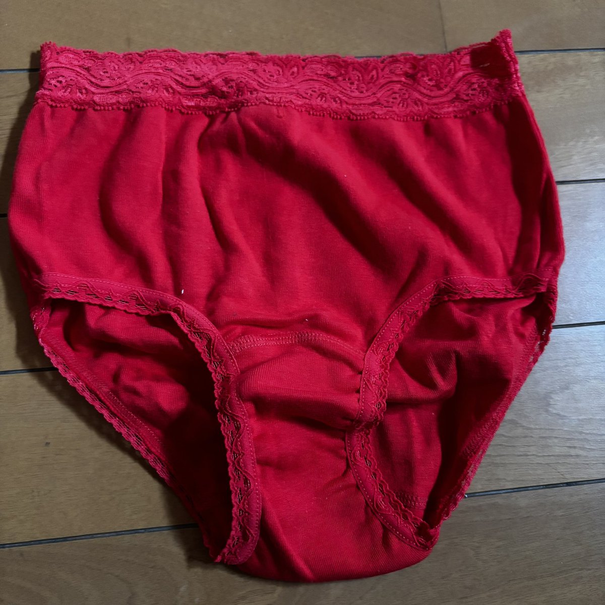 shitagi_uru's tweet photo. 綿100% 赤のレースショーツ

①1日着用送料込¥2500
②1日追加毎に¥500プラス

#下着売ります
#下着取引
#下着販売
#下着売り子 https://t.co/miSrxiDrw4