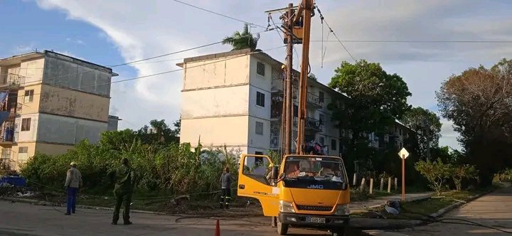 Hemos tenido otra intensa jornada recuperativa en #Guantánamo. El servicio eléctrico fue de lo más afectado por #Melissa, pero se trabaja sin descanso y se van sumando nuevos circuitos recuperados para satisfacción de nuestra población.
#UnidosXCuba 
#GuantánamoSeRecupera