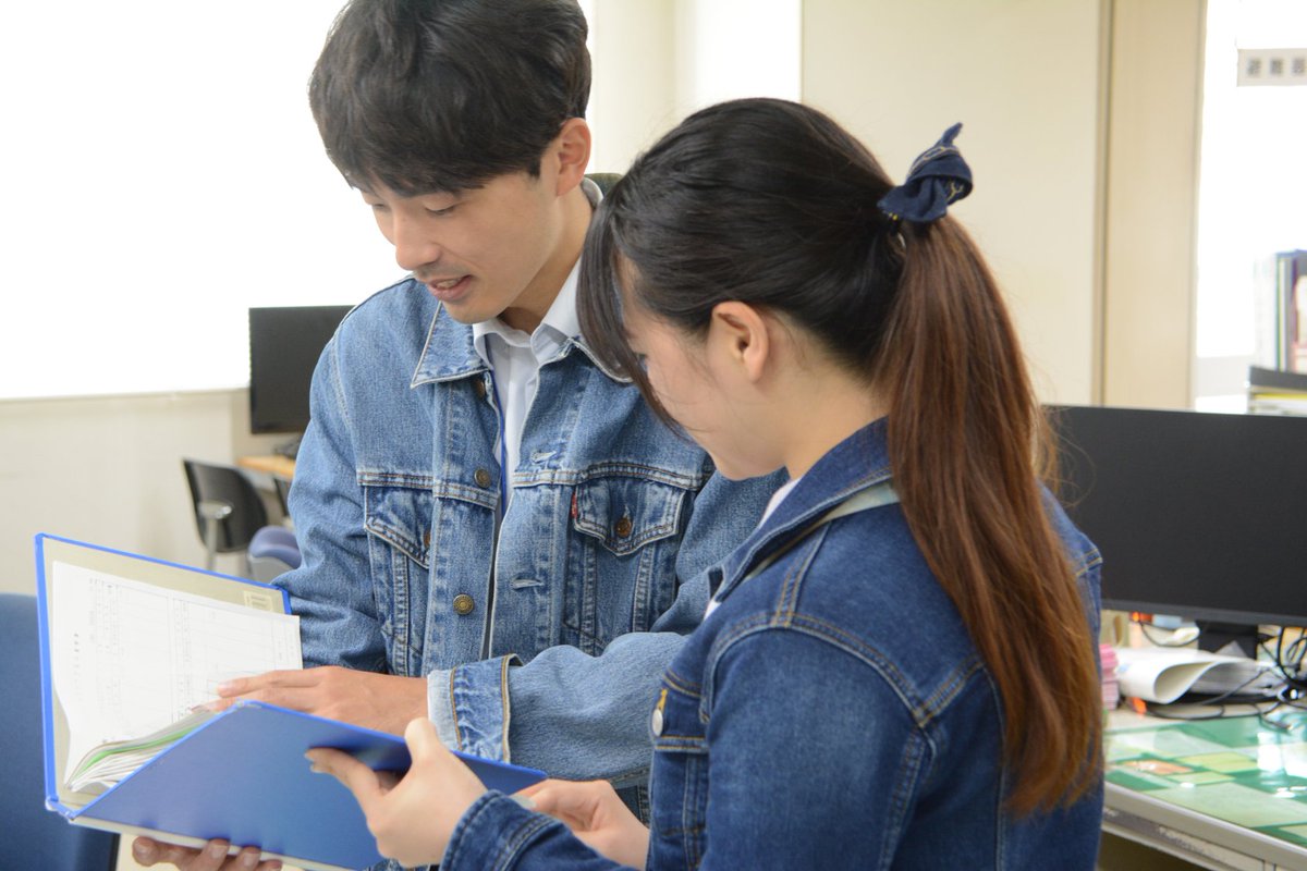 cityfukuyama's tweet image. 【あなたの #デニム も福山産かも！？】
福山市は生産量日本一を誇るデニムの聖地！

11月を #デニム着用月間 とし、市役所でも職員がデニムを着用して業務を行っています👖

皆さんもデニムを着ている様子を #福山はデニムの産地 を付けて投稿してください

デニムの産地福山を一緒に盛り上げよう🙌