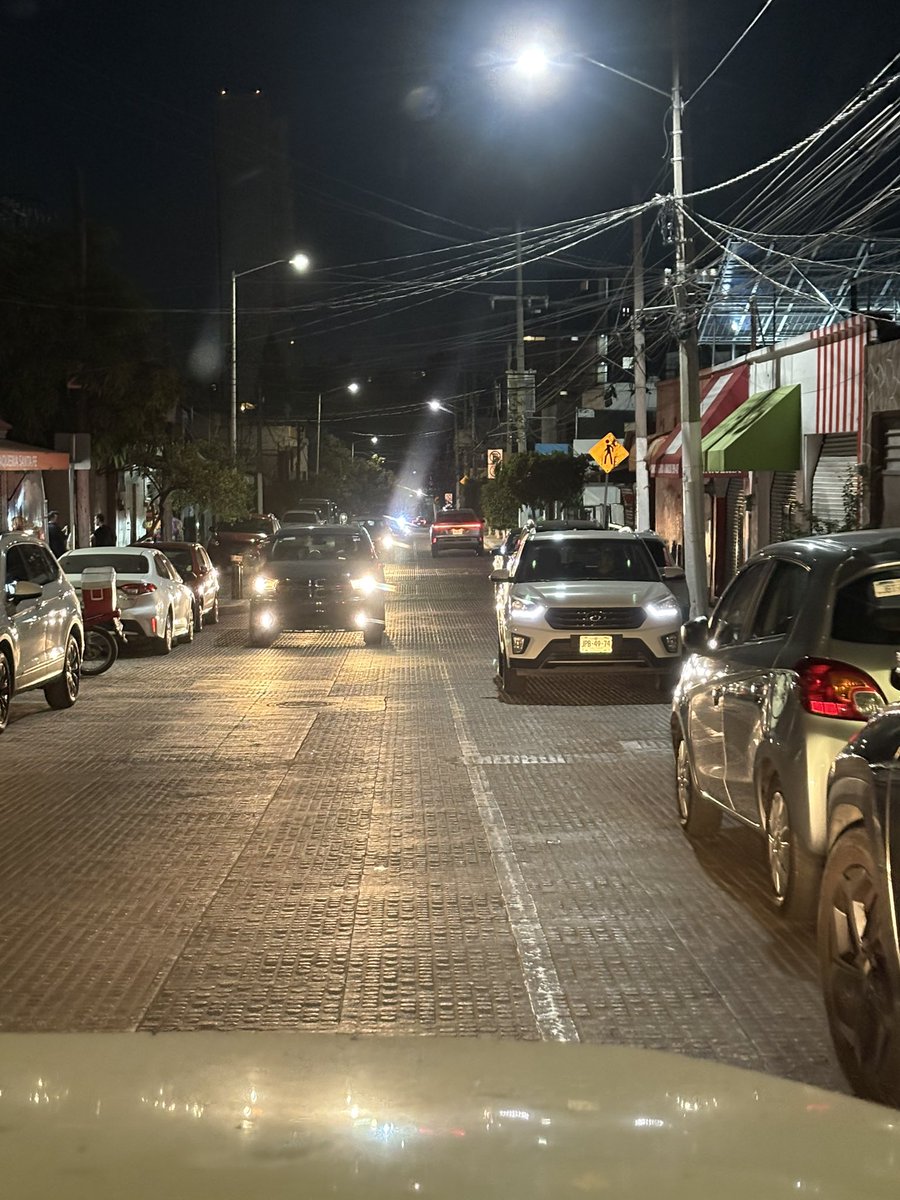 tayhueso's tweet image. . @MovilidadZap @ZapopanDen @ZapopanGob @JaliscoVial @Trafico_ZMG y siguen vehículos obstruyendo, avenida Eva Briseño, col Santa Fe, zap entre gral Arteaga y Herrera y Cairo la ley debe aplicarse para todos.