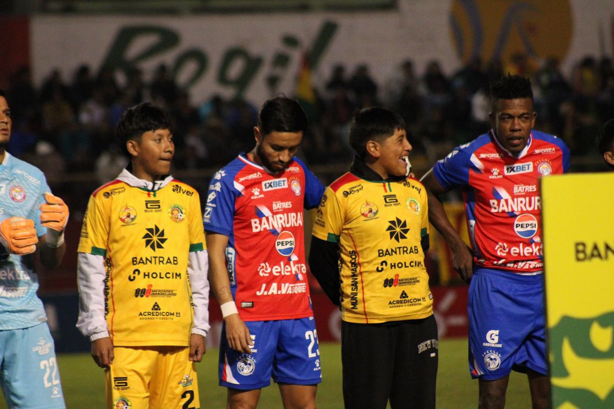 #LNFGenLaRED 

Finaliza el primer tiempo en el estadio Marquesa de la Ensenada en el #ClasicodeOccidente 

#Marquense 1-0 #XelajuMC 

Gol: William Amaya al 37 

<a href="/Lared1061/">La Red</a>