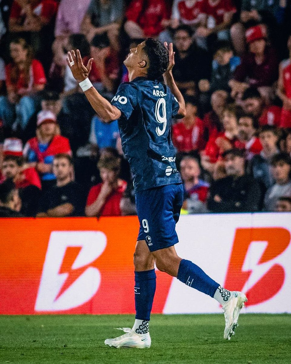 🇵🇾 Doble grito paraguayo en la gloria de Mendoza: Alex Arce (gol en los 90') e Iván Villalba (tanda de penales) lideraron a Independiente Rivadavia al título de Copa Argentina 🏆.

Vencieron 5-3 a Argentinos Jrs.