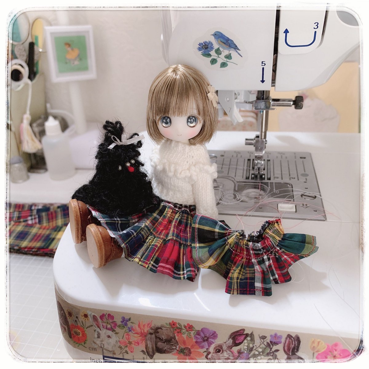 ギャザー寄せる時、鉗子で下糸を引いてたら糸が切れたことがあるから指に巻きながらひっぱってたら指が痛くなってしまい…
下糸をポリエステル（刺繍ミシンの下糸とかの）にしたら引っ張る時スルスル快適になった🥹
鉗子でスムーズに引っ張れるポリエステル糸✨
私の指は守られた☝️
#お裁縫たのしい